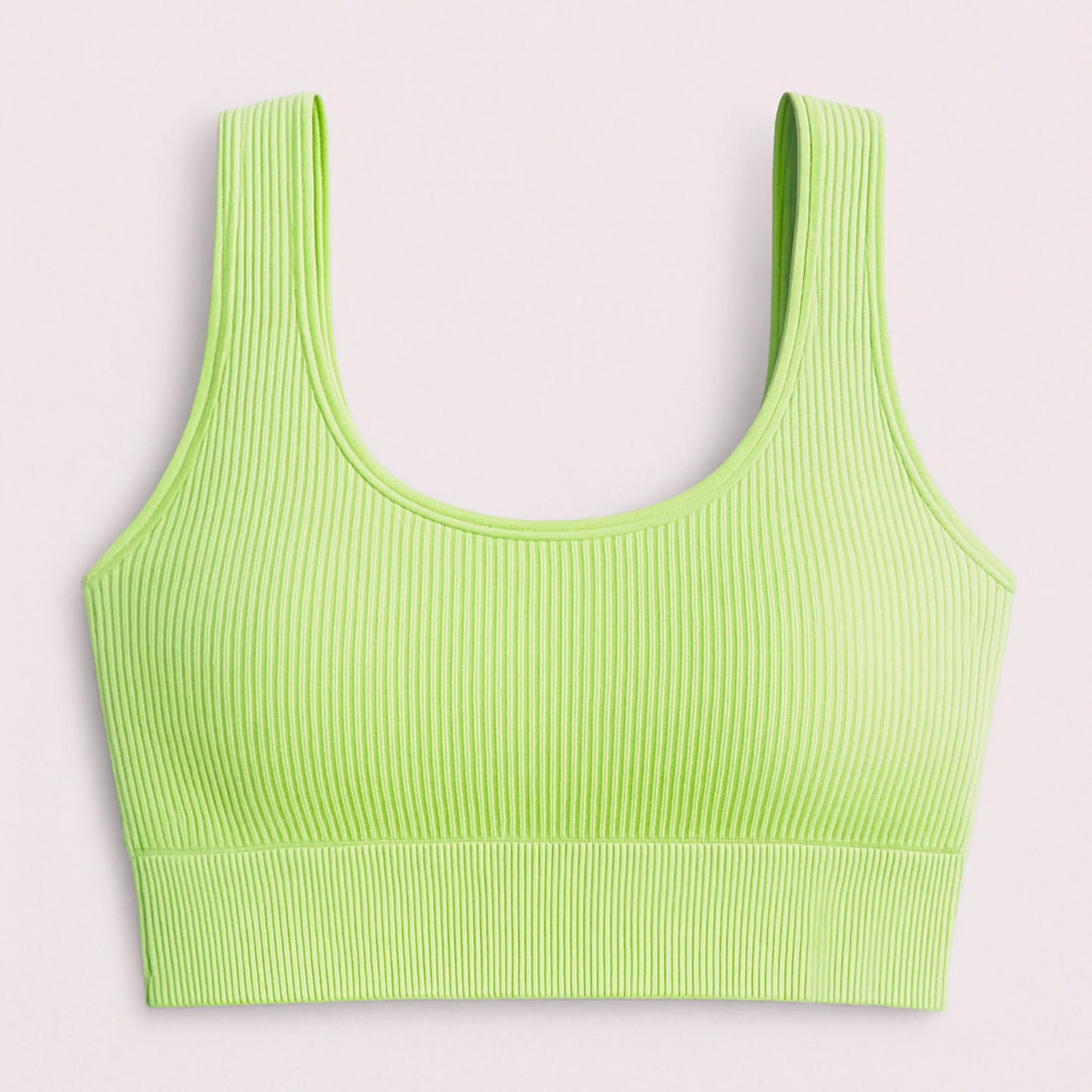 Detalle del tejido sin costuras del bra deportivo ADAFIT, con textura suave acanalado para mayor confort color verde limon.