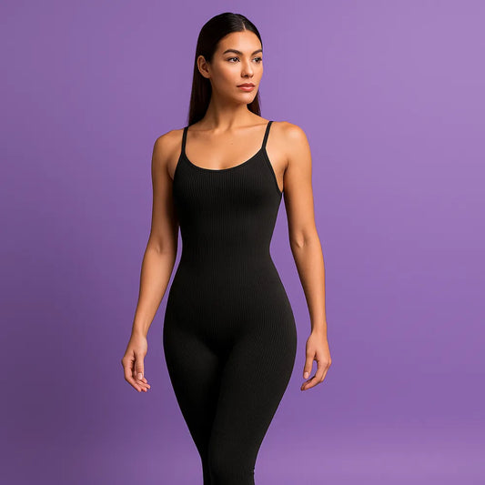 Mujer con un enterizo deportivo negro seamless