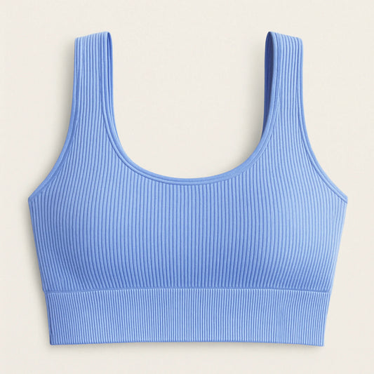 Detalle del tejido sin costuras del bra deportivo ADAFIT, con textura suave acanalado para mayor confort color azul
