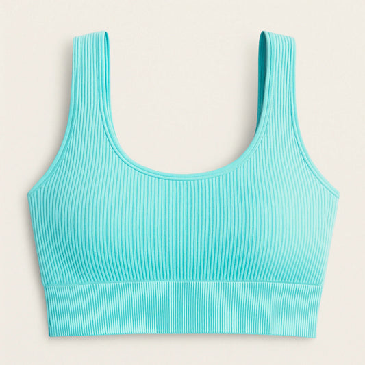 Detalle del tejido sin costuras del bra deportivo ADAFIT, con textura suave y zonas transpirables para mayor confort.